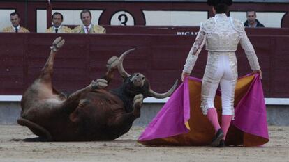 Un toro patas arriba en la plaza de Las Ventas.