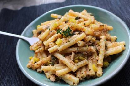 Pasta de mantequilla de sardinas sobre mantel de mesa camilla