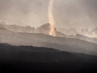 Día 1 de noviembre de 2021. Pequeño tornado en la colada principal del volcán de Cumbre Vieja, desde el mirador de Tajuya.