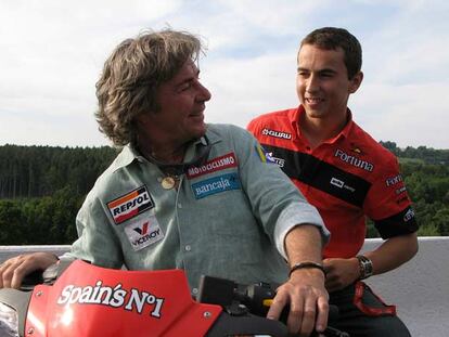 Ángel Nieto y Jorge Lorenzo, en el circuito de Shanghai, China, en 2007.