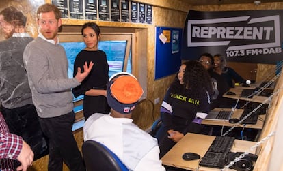 El príncipe Harry y su prometida en las instalaciones de la emisora Represent FM.