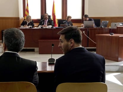 Jorge Messi, a la izquierda, y Leo Messi, en los Juzgados de Barcelona. 
