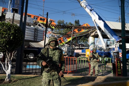 Equipos de Protección Civil  en la línea 12 del metro cdmx