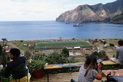 Aficionados observan el partido desde la tribuna.