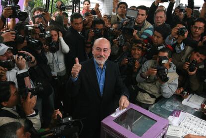 Luis Felipe Bravo Mena, candidato del PAN en el Estado de México, deposita su voto.