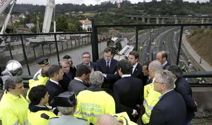 El presidente del Gobierno, Mariano Rajoy y Alberto N&uacute;&ntilde;ez Feij&oacute;o atienden las explicaciones sobre los trabajos que se est&aacute;n llevando a cabo en el lugar del accidente. 