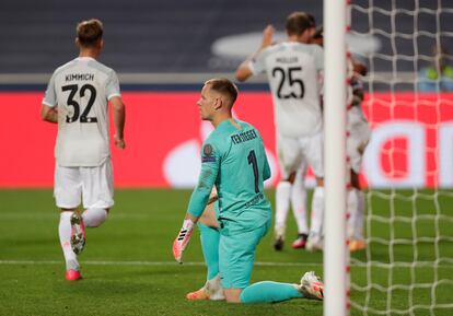 Ter Stegen, arrodillado, tras encajar uno de los ocho goles que el Barcelona encajó ante el Bayern en los cuartos de final de la Champions.