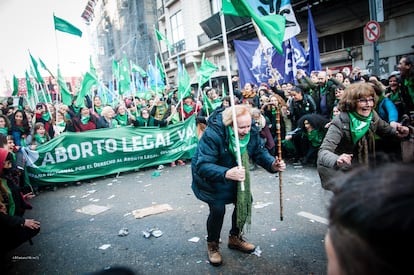Nina Brugo protesta al frente de una marcha por el aborto legal en Argentina en 2020.