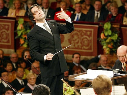 Riccardo Muti dirige la Filarmónica de Viena en el concierto de año nuevo de 2004.