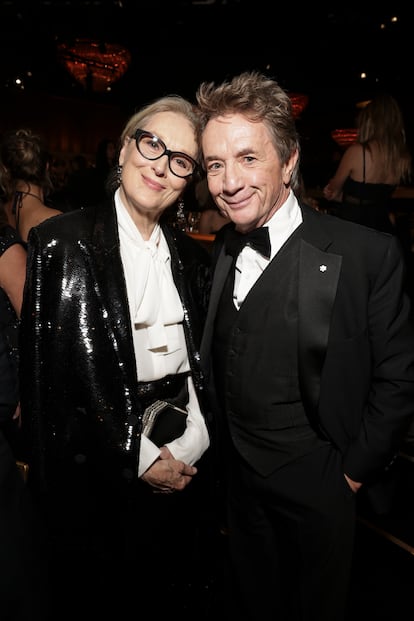 Meryl Streep y Martin Short. El amor entre esta pareja de actores ha trascendido más allá de la pequeña pantalla, abrazando el romance inesperado de sus personajes en la serie Solo asesinatos en el edificio también en la vida real. Esta es la primera pareja que se le conoce a Streep después de confirmar el pasado año su separación definitiva de Don Gummer, su esposo durante 45 años. Short, por su parte, es viudo desde 2010, cuando su mujer de más de tres décadas, Nancy Dolman, falleció de cáncer. Hoy ambos son el ejemplo de que el amor maduro también puede triunfar.