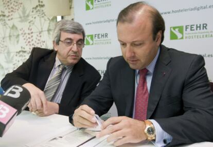 El secretario de Estado de Turismo, Joan Mesquida, (a la derecha) junto al presidente de la Federación Española de Hostelería (FEHR), José María Rubio, durante un acto celebrado hoy.