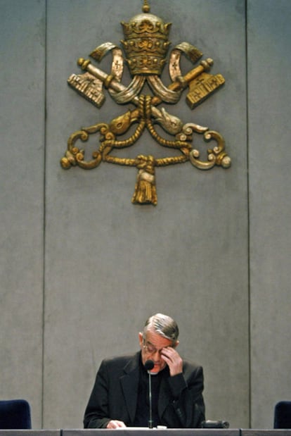 Federico Lombardi, portavoz del Vaticano, lee la pastoral del Papa.