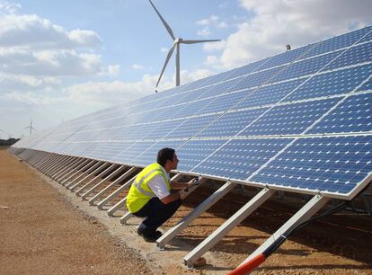 Un técnico de Enertis prueba en condiciones reales nuevos tipos de módulos que estaban apareciendo en el mercado, en una planta en la provincia de Cuenca, en octubre de 2008.