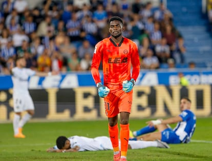 Jesús Owono, portero del Deportivo Alavés, durante el partido de la jornada 35 en que su equipo empató 2-2 contra el Girona FC.