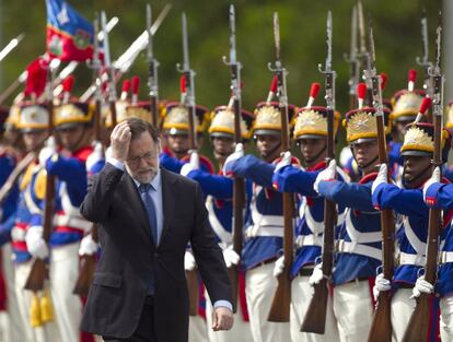 Mariano Rajoy pasa revista a un batallón de 220 soldados de los Dragones de la Independencia, regimiento de honor de la Presidencia brasileña, durante su llegada al Palacio presidencial de Planalto, el 24 de abril de 2017, en Brasilia (Brasil).