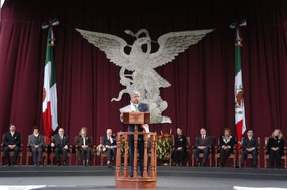 Andrés Manuel López Obrador toma protesta como "presidente legítimo de México" en el Zócalo, el 20 de noviembre del 2006. 
