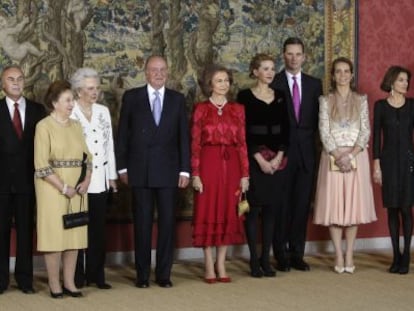 Carlos de Borb&oacute;n, a la izquierda, en el cumplea&ntilde;os del Rey, en 2008.