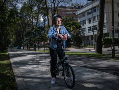 La ciclista Carolina Guevara posa para un retrato en el parque El Virrey, en Bogotá (Colombia), el 18 de marzo del 2023.