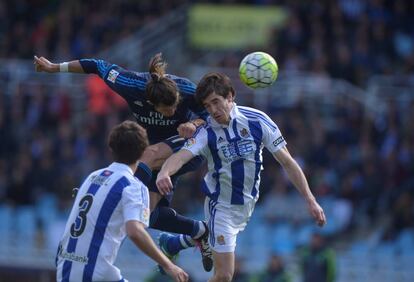 Gareth Bale marca de cabeza el gol de la victoria frente a la Real Sociedad.