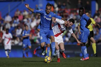 Cala protege el balón ante Burgui.