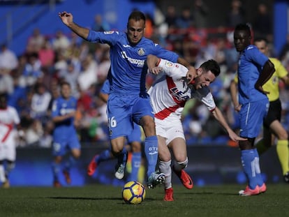 Cala protege el bal&oacute;n ante Burgui.