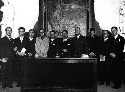 Celebración del tricentenario de Góngora en el Ateneo de Sevilla en diciembre de 1927. De izquierda a derecha: 1. Rafael Alberti; 2. Federico García Lorca; 3. Juan Chabás; 4. Mauricio Bacarisse; 5. José María Platero (presidente de la sección de literatura del Ateneo); 6. Manuel Blasco Garzón (presidente del Ateneo de Sevilla); 7. Jorge Guillén; 8. José Bergamín; 9. Dámaso Alonso, y 10. Gerardo Diego.