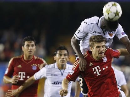 Cissokho despeja el balón ante Müller.