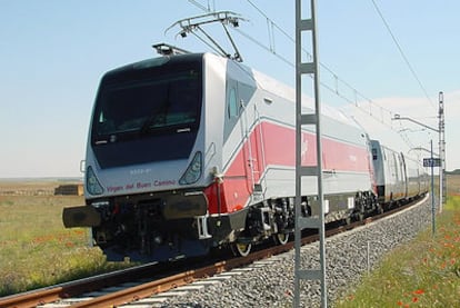 La locomotora TRAV-CA, desarrollada por Talgo, es capaz de circular por las dos redes ferroviarias españolas, gracias a su sistema de cambio de ancho automático.