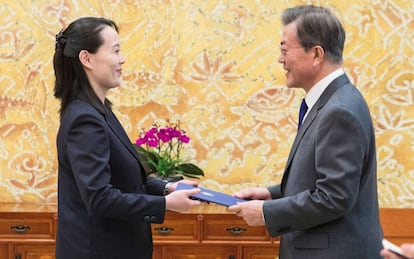 Kim Yo-jong, irmã de Kim Jong-un, cumprimenta o presidente da Coreia do Sul, Moon Jae-in, no sábado em Seul.