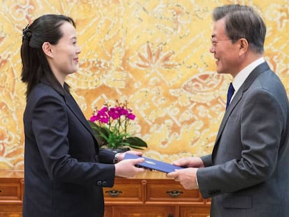 Kim Yo-jong, irmã de Kim Jong-un, cumprimenta o presidente da Coreia do Sul, Moon Jae-in, no sábado em Seul.