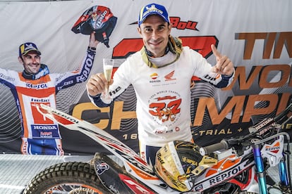 Toni Bou celebra su triunfo en el TrialGP de Italia, su 32º trofeo.