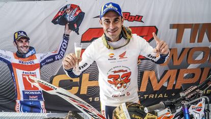 Toni Bou celebra su triunfo en el TrialGP de Italia, su 32º trofeo.