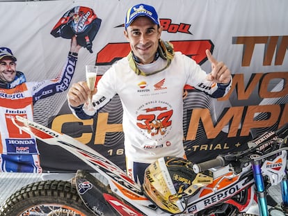 Toni Bou celebra su triunfo en el TrialGP de Italia, su 32º trofeo.