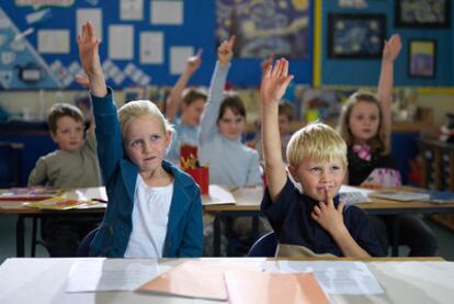 Sería deseable que las escuelas inculcaran al niño hábitos cívicos de convivencia.