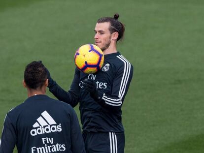 Gareth Bale controla un balón en el entrenamiento del viernes.