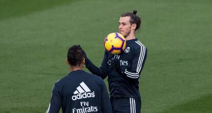 Gareth Bale controla un balón en el entrenamiento del viernes.