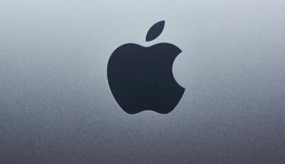 Tapa de un MacBook con el logotipo de Apple