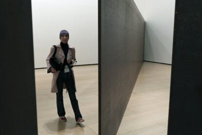 Una mujer camina por el interior de la escultura <i>Circuito-Bilbao</i>, de Richard Serra, expuesta en el Guggenheim.
Xabier Lete.