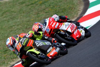 Nico Terol rueda por delante del francés Johann Zarco