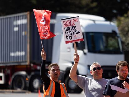 Trabajadores portuarios en huelga mostraban el pasado miércoles sus pancartas a los conductores de camiones que salían del puerto de Felixstow (Reino Unido).