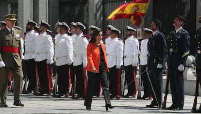 La ministra de Defensa Margarita Robles, pasa revista durante la ceremonia de traspaso de cartera en el Ministerio de Defensa en Madrid.