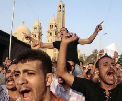Protesta de cristianos contra la Junta militar junto a la catedral de San Marcos, en El Cairo.