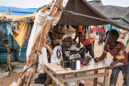 Adam Abokora, de 62 años, trabaja como sastre en el mercado del campo de refugiados de Adre. En total, el país alberga más de un millón de desplazados forzosos, entre ellos, unos 580.000 procedentes de los países vecinos como Sudán, República Centroafricana y Camerún. 