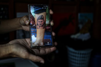 Soe Myint muestra en su teléfono móvil el primer tatuaje que hizo después de perder la vista de un ojo en combate. Es un retrato de su comandante, el hombre que le salvó la vida cuando resultó herido.