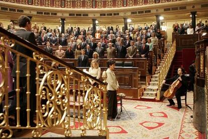 Los diputados escuchan en pie al violonchelista Damián Martínez en el acto de homenaje institucional en el Congreso.