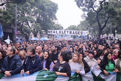 Miles de manifestantes caminan por las calles de Buenos Aires en camino al edificio del Congreso Nacional, este miércoles. Las protestas se deben a la discusión en el Congreso de la Ley Bases, propuesta por el Gobierno de Javier Milei para desguazar el Estado.