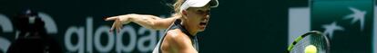 Wozniacki devuelve de revés durante la semifinal en Singapur.