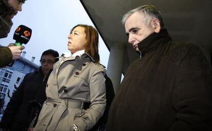 Manuel Fern&aacute;ndez Casti&ntilde;eiras, junto a su abogada, Carmen Ventoso, a las puertas del juzgado durante el proceso del &#039;C&oacute;dice&#039;.