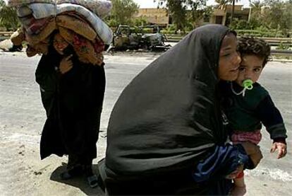 Una mujer iraquí, con su hijo, en las afueras de Bagdad.