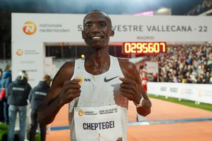 El ugandés Joshua Cheptegei, este sábado en la popular San Silvestre Vallecana, en la que más de 41.000 corredores han participado por las calles de Madrid.